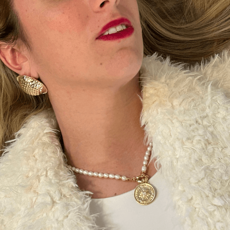 women freshwater pearl necklace, women's freshwater pearl necklace, woman with a pearl necklace, pearl necklace women