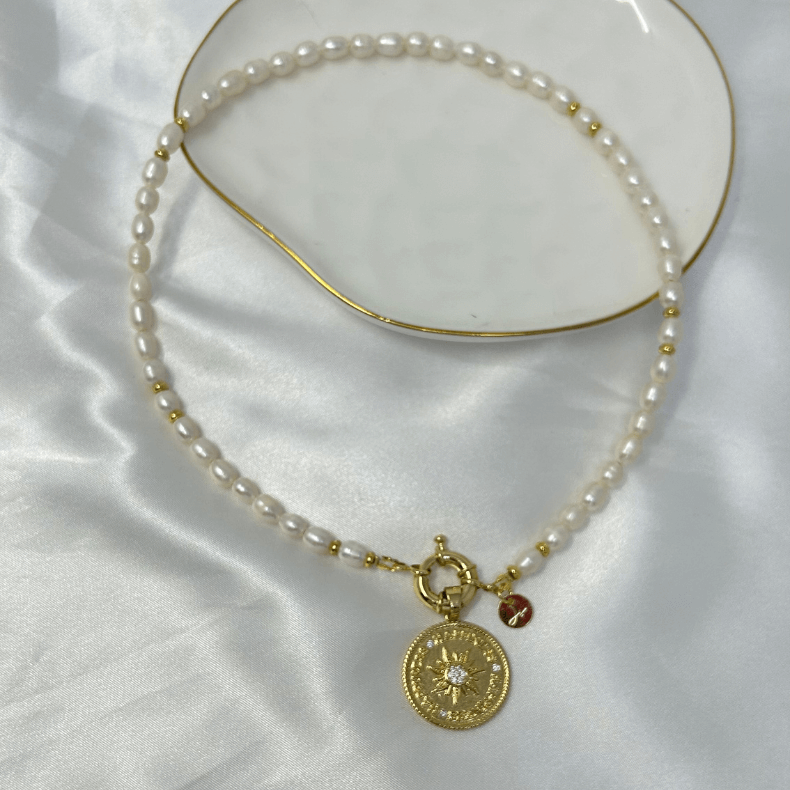 women freshwater pearl necklace, women's freshwater pearl necklace,  woman with a pearl necklace,  pearl necklace women